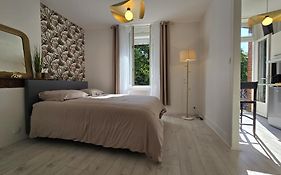 Charmant appartement chambre, cuisine et salle de bain avec balcon sur Jardin Massey